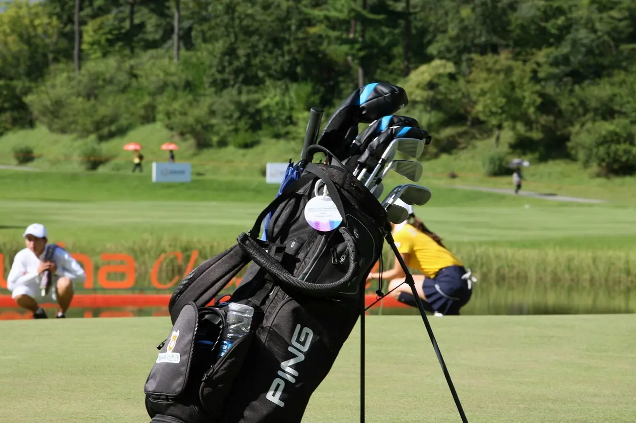 Golfbag med golfkøller på en green